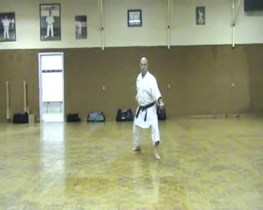 karaté self-défense kobudo krav-maga Draguignan club Léo Lagrange Philippe Bouvier heïan shodan kata1
