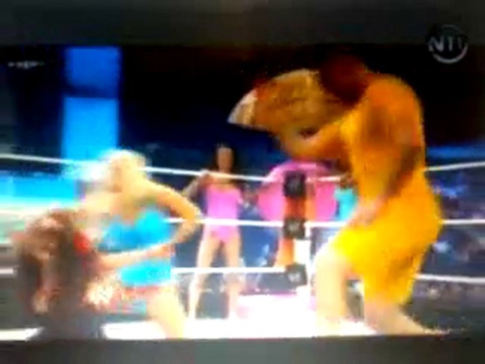 Match de 3 equipe de 2 Divas en Maillot de bain