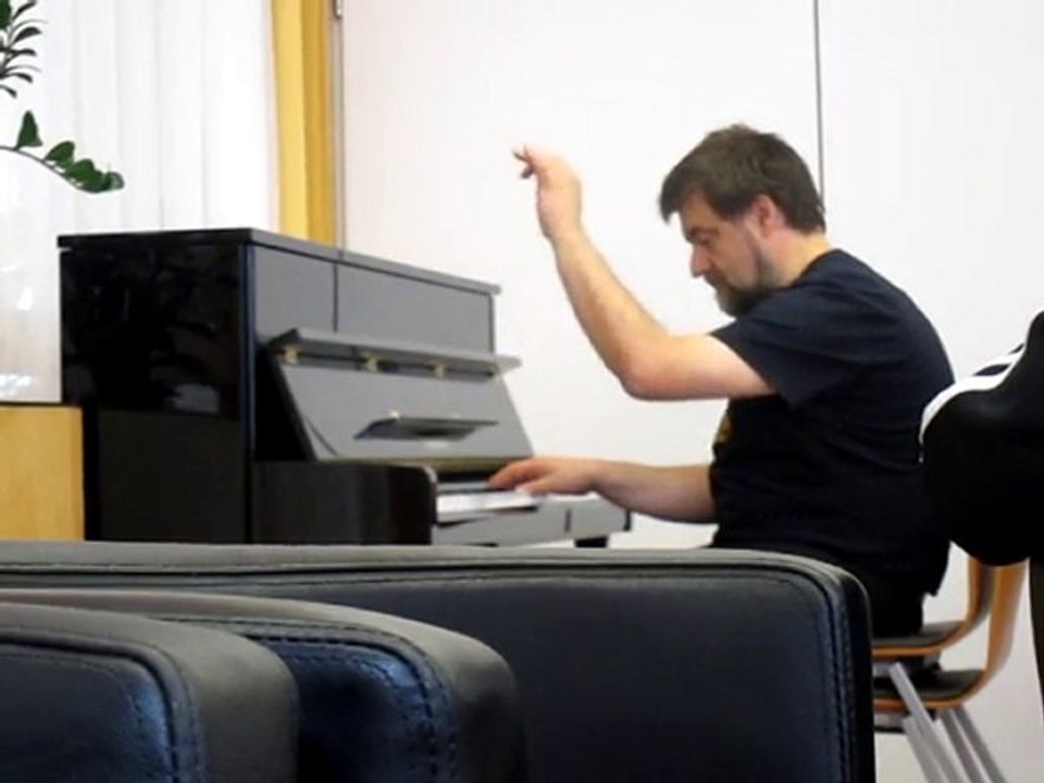 ARTaCROSS - JACCOMO PLAYS PIANO