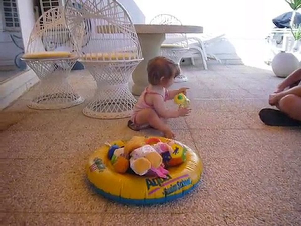 été 2010 Clélia et les lunettes de soleil de papa