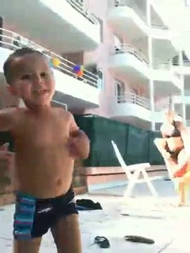 mon ilyes a la piscine