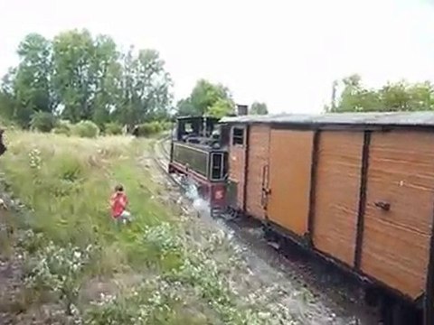 Une locomotive à vapeur nous double à Noyelles