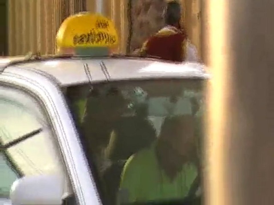 אלירז נכנס למונית