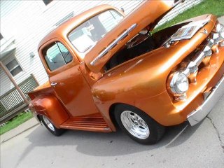 petite exposition de voiture americaines année 70 et moins