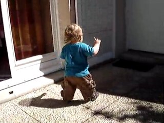 Adrien 15 mois - il marche !