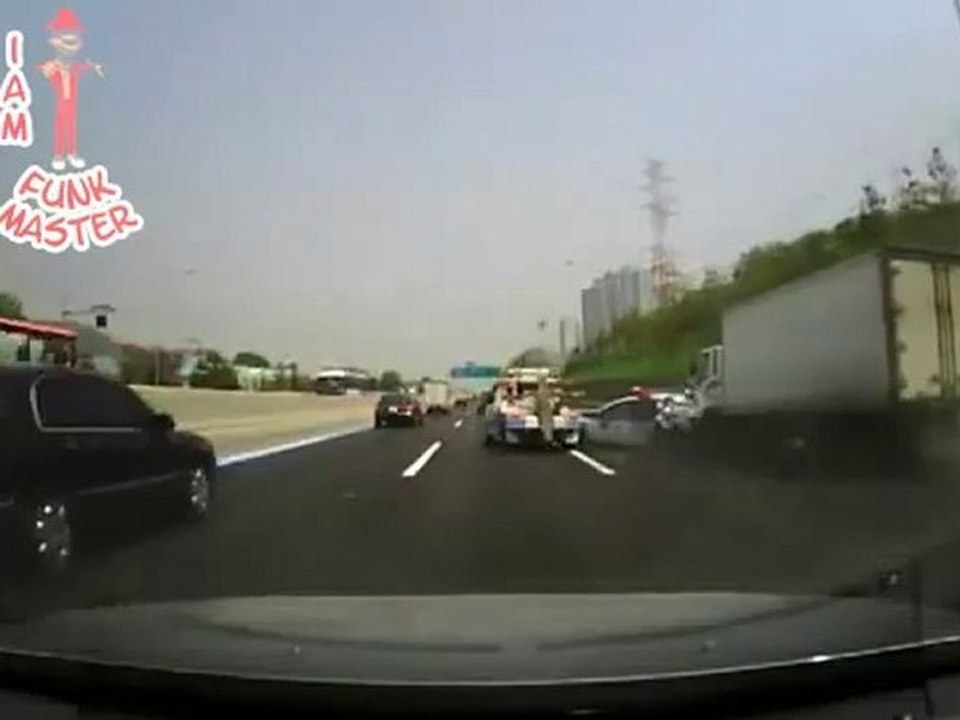 incidente in autostrada camion contro auto della polizia