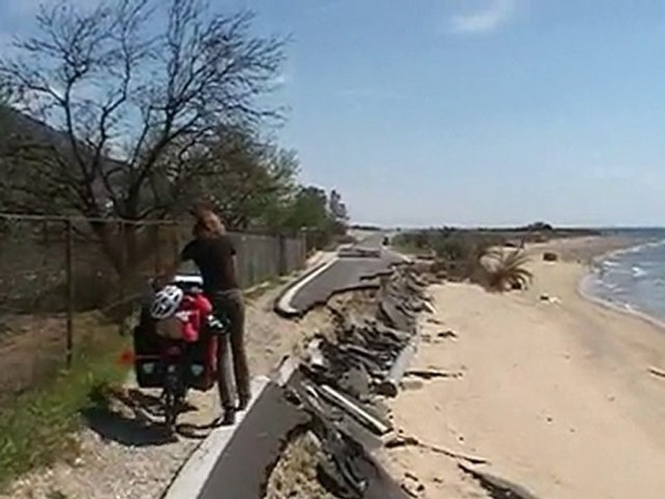 Grece 22 - Plan bord de mer Avant Alex.. Route effondrée (1)