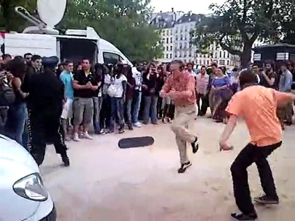 Must See! Crazy mens dancing Michael Jackson style