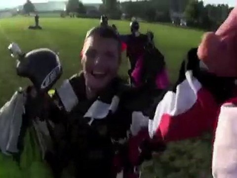 Résoudre un Rubik’s Cube pendant un saut en parachute !