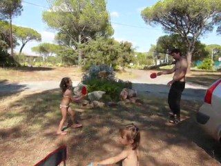 Aout 2010 - Stéph et Lucile au ping pong au camping