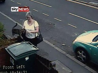 Une femme enferme un chat dans une poubelle