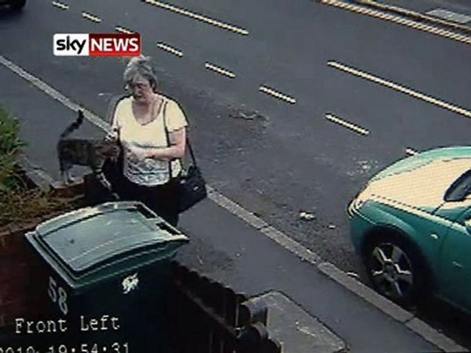 Une femme enferme un chat dans une poubelle