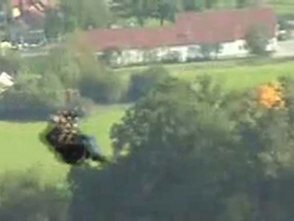 OSSY beim Gleitschirm fliegen