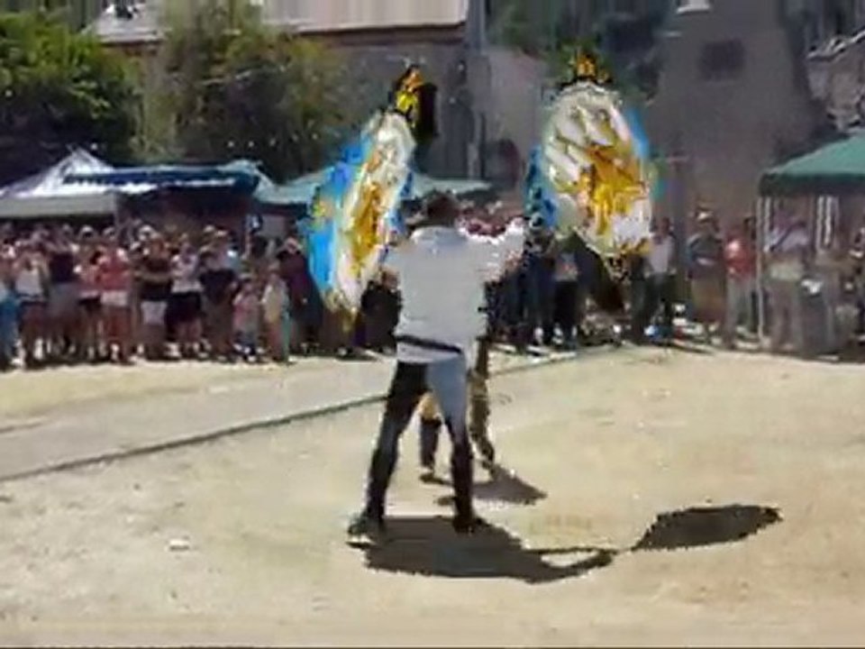 Lancers de drapeaux par les Sbandieratori de Fivizzano