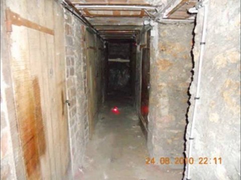 Drone pré-essais modèle réduit entouré d'orbes