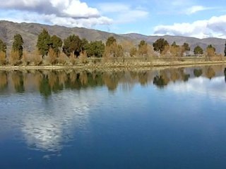 Reflecting Lake Dunstan at Cromwell, New Zealand (3 of 8)