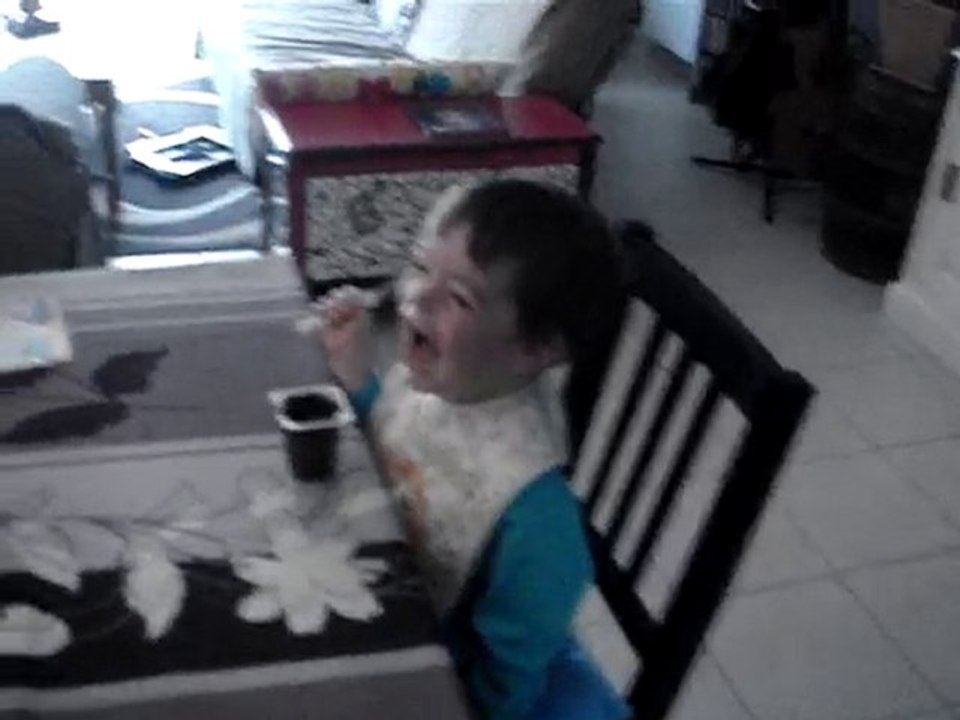 eliott marche avec son chariot