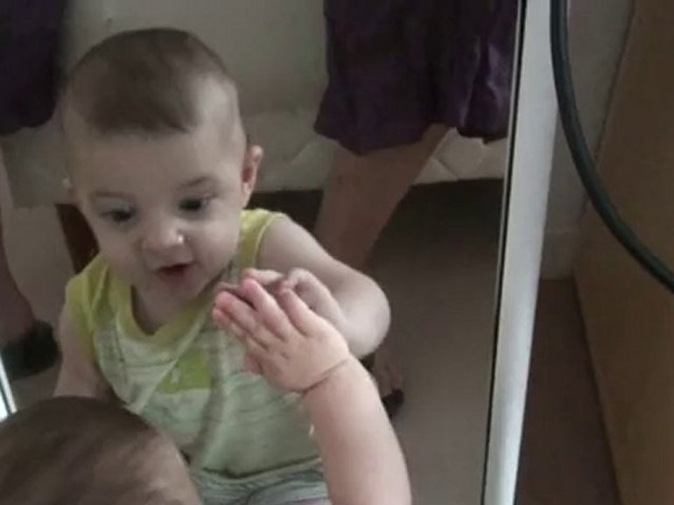 Lucien devant un miroir