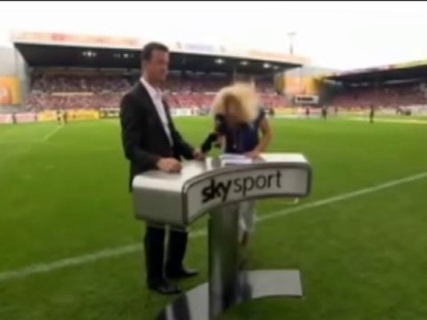 Une journaliste reçoit un ballon de foot en peine tête