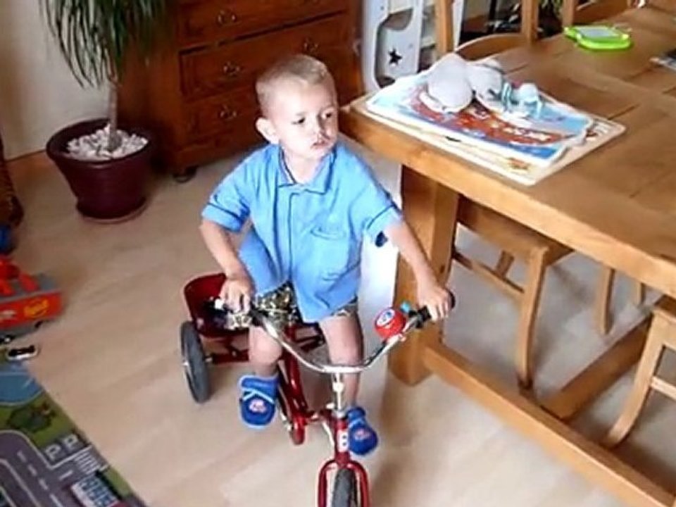 Lest premiers tours de pédales de théo