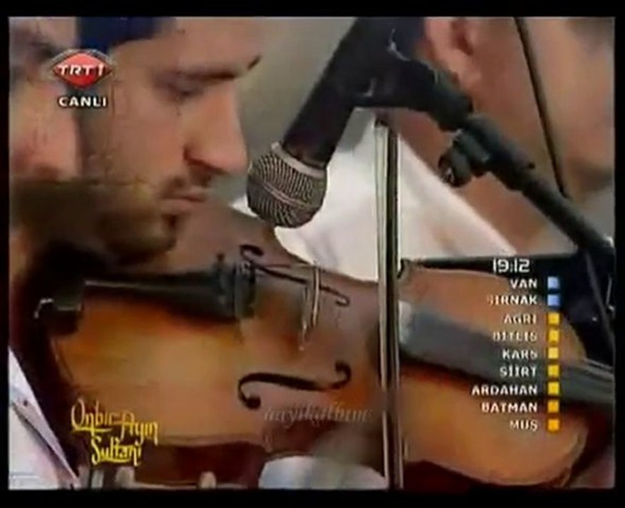 Mustafa Ceceli Bir kızıl goncaya benzer ilk kez 2010 TRT