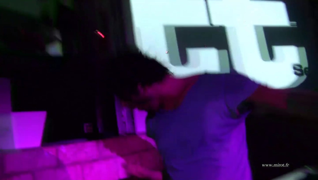 Sebastien Benett "Song 2" @ Indigo