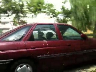 Drzewo przywaliło auto podczas burzy w Łodzi