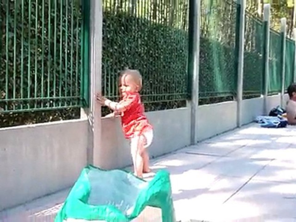 20100726 Romain s'accroche aux barrières Piscine Lacanau