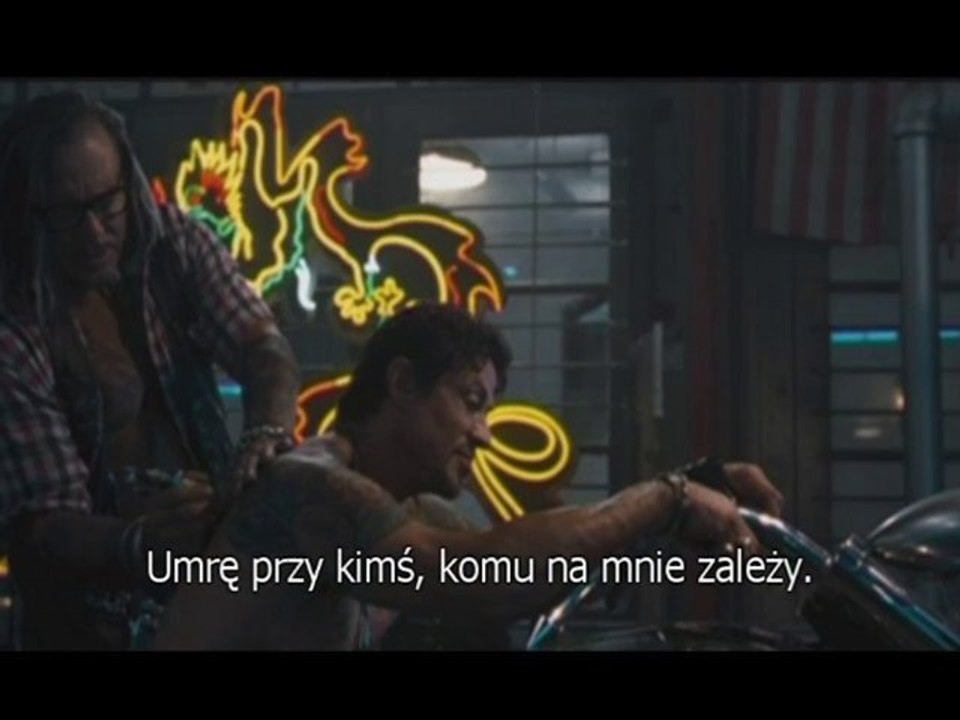 Rourke tatuuje Stallone'a - Niezniszczalni (fragment)