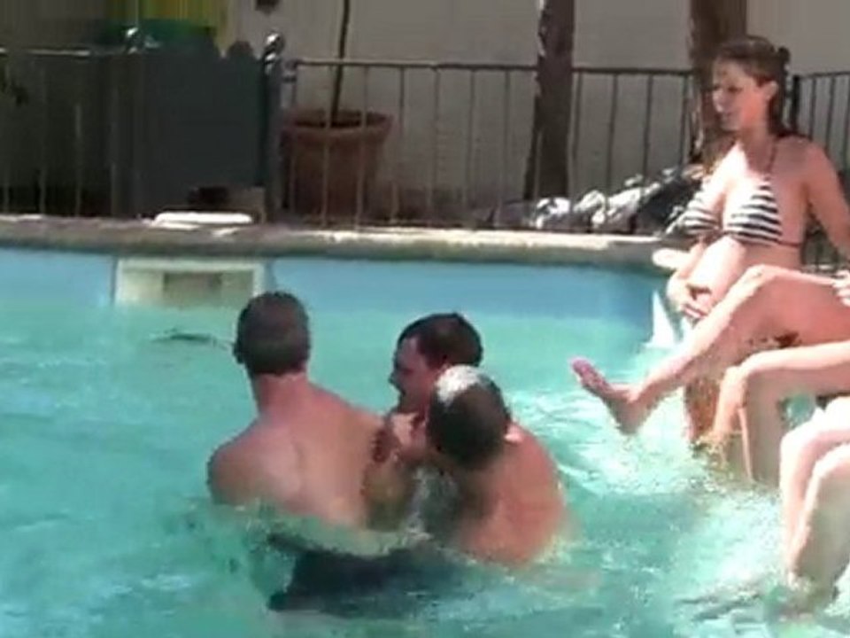 Josh et denis ce battent pour un ballon, quentin s'en mele..