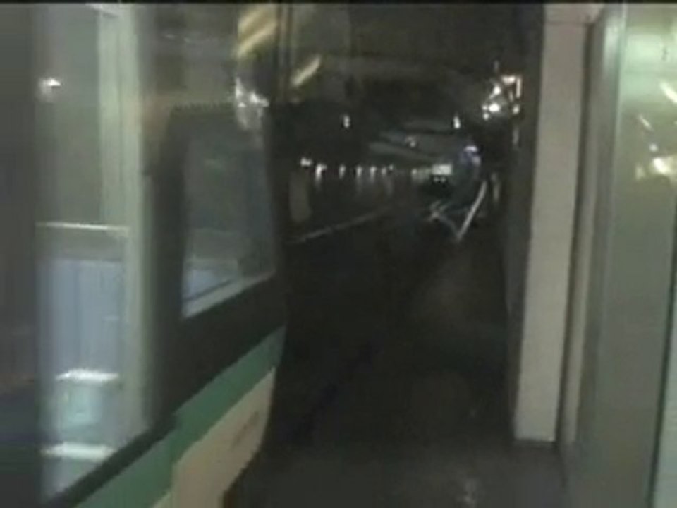 un MP89 part de la station olympiades
