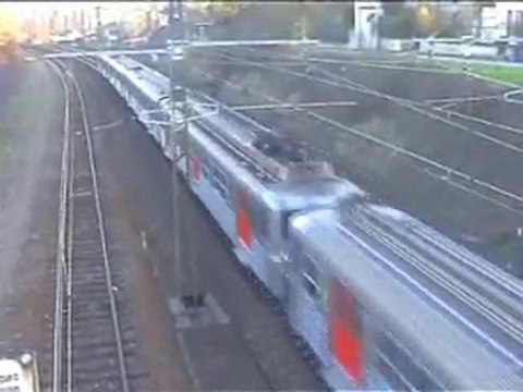 une UM z5300 passe sous le pont de moret