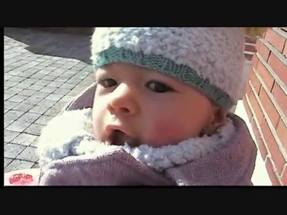 Yvana joue dehors 100307