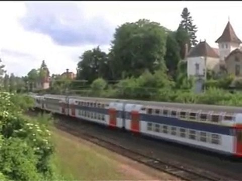 une z5600 passe sous le pont de moret et arrive à moret