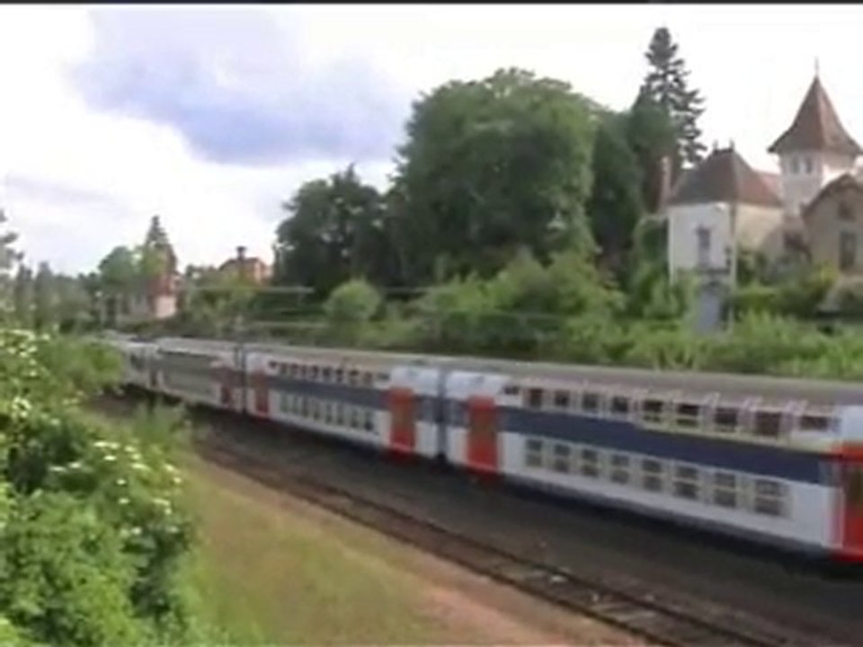 une z5600 passe sous le pont de moret et arrive à moret