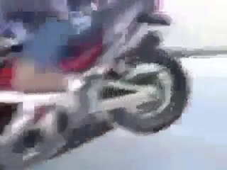 Motorlu adam fena takla attı