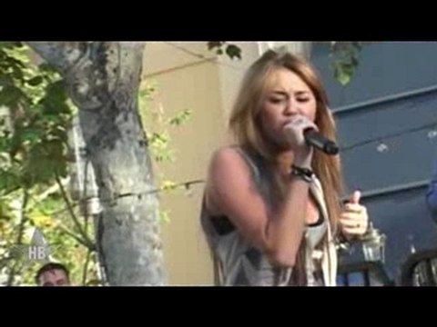 Miley Cyrus Splits With Boyfriend Liam Hemsworth