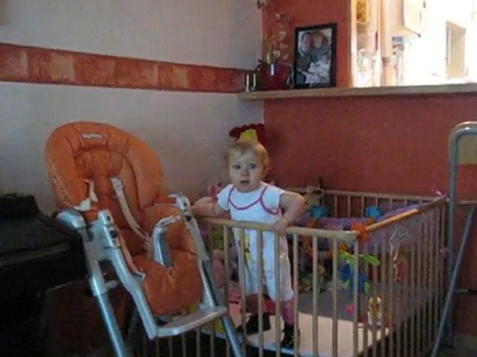 20108 - Alice debout dans le parc