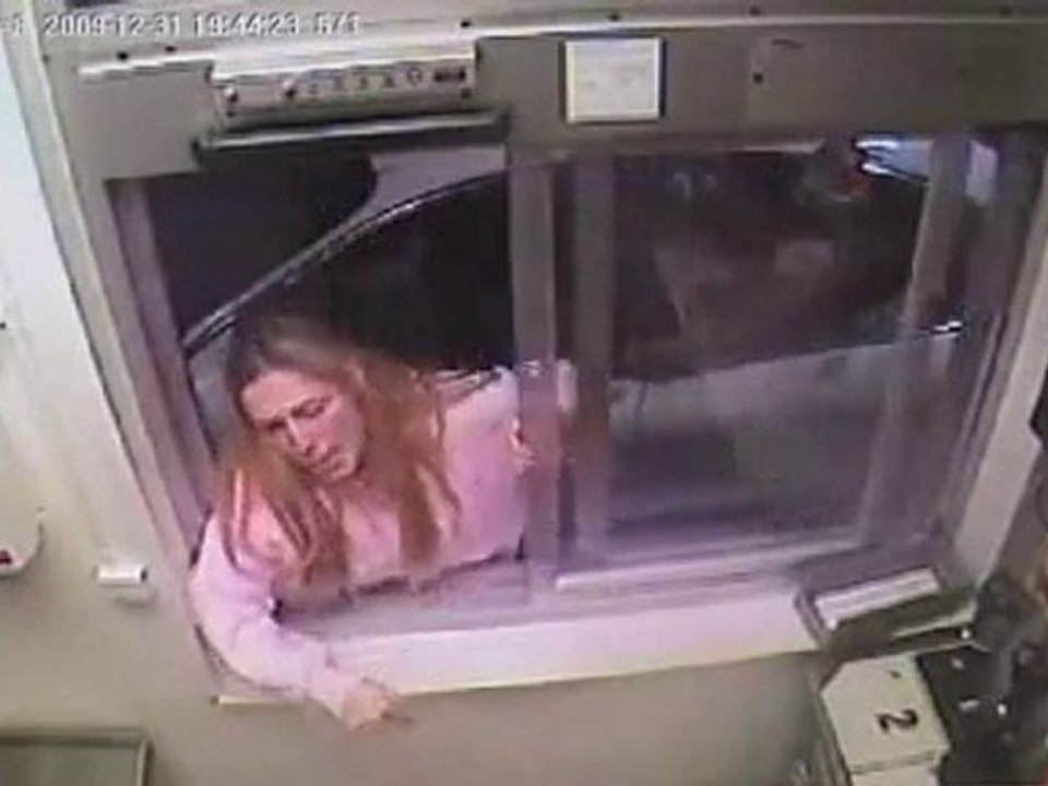 Une femme pète les plombs au Mc Donald's [Vidéo Buzz]