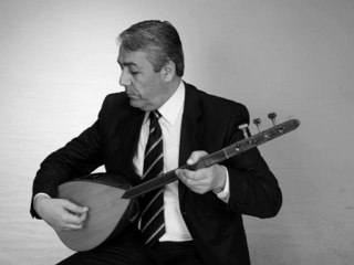 Asmalarda Kol Uzatmış Dallere - Namık Kemal Bilgin