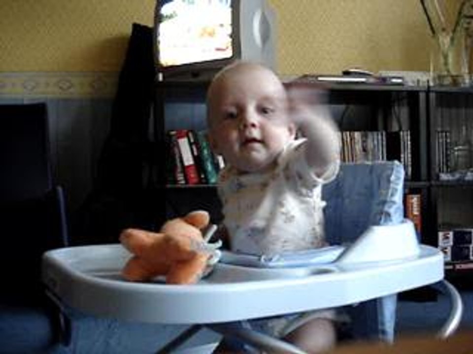 Robin dans son trotteur 3