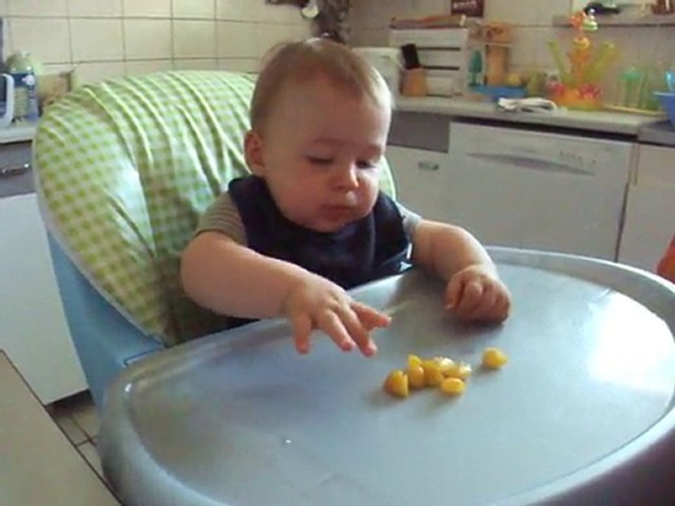 Célian mange des mirabelles - 15 mois