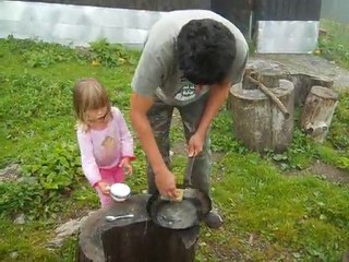 Prune et Bapt à la vaisselle à la Platière