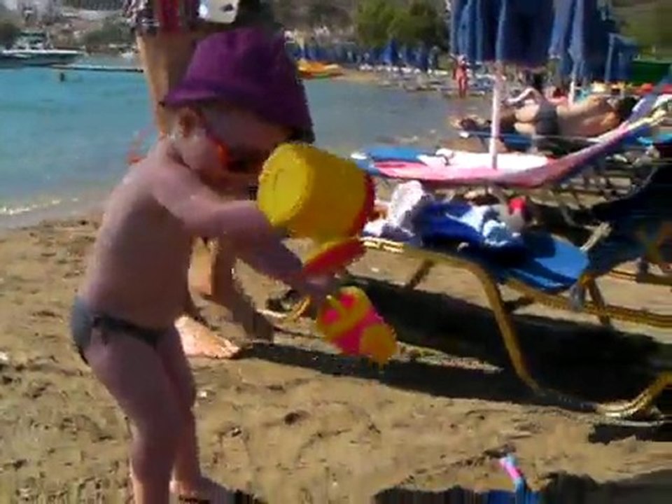 Clotilde joue dans le sable