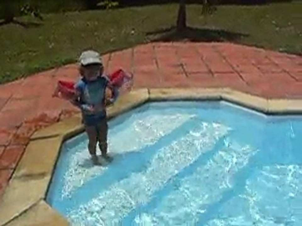 Malé plonge dans piscine