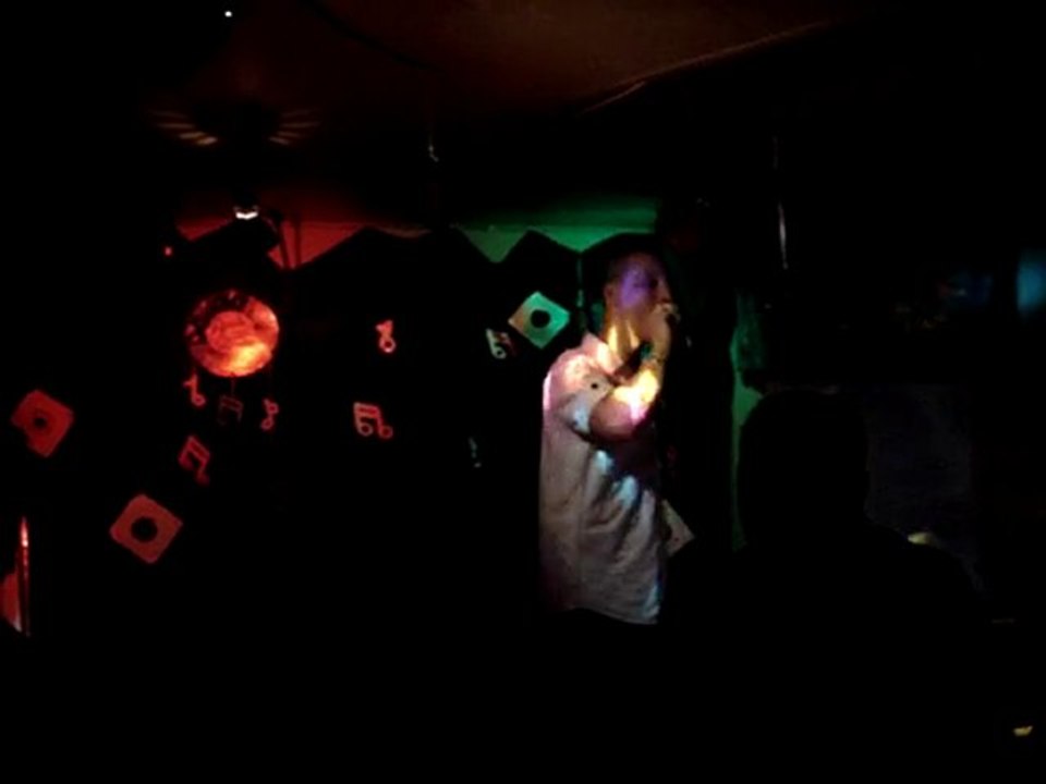 DAN CHANTE - DIEU de BOOM DESJARDINS  bar le figaro 2006