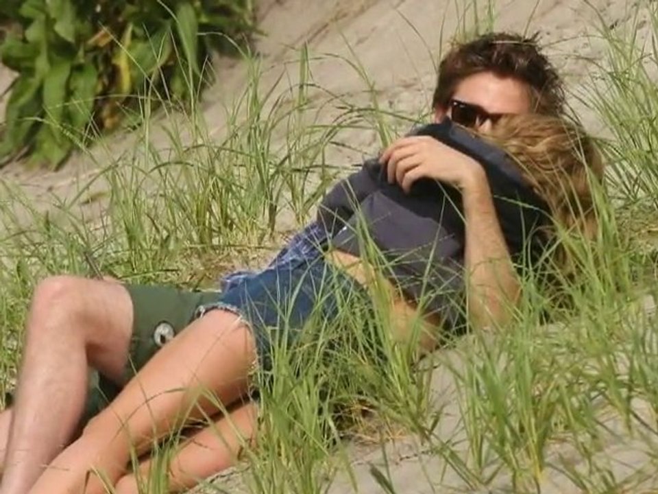 SNTV - RPattz gets cuffed!