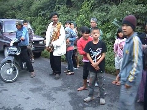 Thousands flee as Indonesian volcano erupts