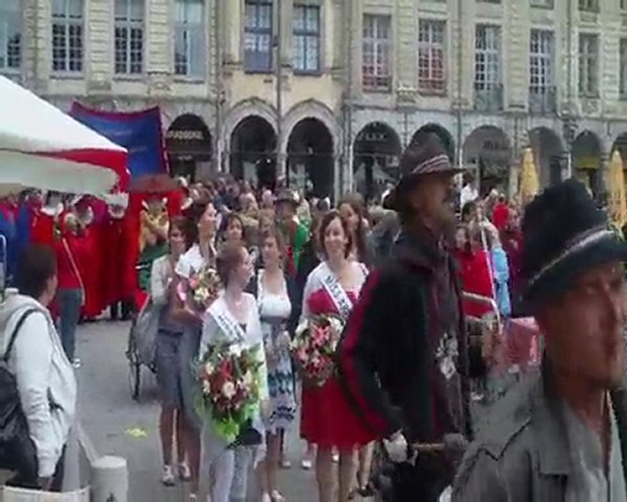 Tambours et charmes à la fête de l'andouillette d'Arras -