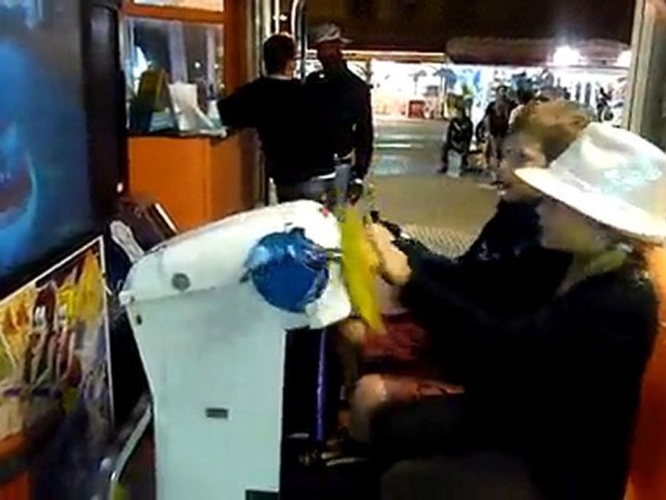 20100811 Clara et Mathieu jeu vidéo Lacanau